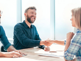 Maenner-Frau-Vorstellungsgespraech-316696331-AS-yurolaitsalbert