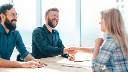 Maenner-Frau-Vorstellungsgespraech-316696331-AS-yurolaitsalbert