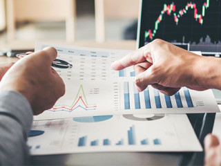 Anzugtraeger-Grafiken-Kurse-243225159-AS-joyfotoliakid