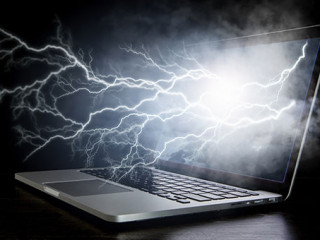 Blitze-aus-Laptop-230021620-AS-Sergey-Nivens