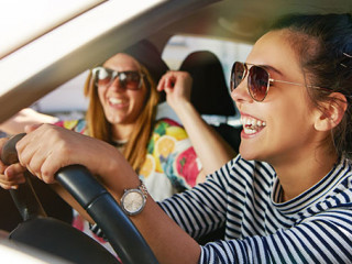 Maedchen-Auto-120713966-AS-Flamingo-Images