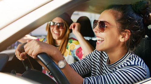 Maedchen-Auto-120713966-AS-Flamingo-Images