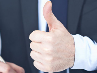 Anzugtraeger-Daumen-hoch-61724686-AS-carballo