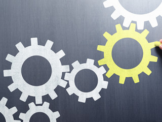 Hand-Kreide-Zahnraeder-279043571-AS-tadamichi