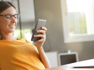 Frau-Smartphone-326890342-AS-goodluz