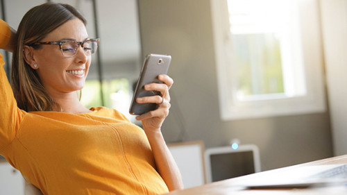 Frau-Smartphone-326890342-AS-goodluz