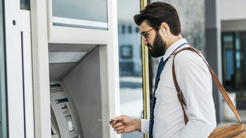 Mann-Bankautomat-230069122-AS-peacefulwarior93