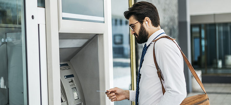 Mann-Bankautomat-230069122-AS-peacefulwarior93