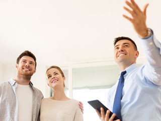 Immobilienmakler-Paar-169043173-AS-Syda-Productions