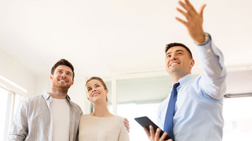 Immobilienmakler-Paar-169043173-AS-Syda-Productions