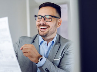 Anzugtraeger-Papier-Laecheln-298818925-AS-dusanpetkovic1