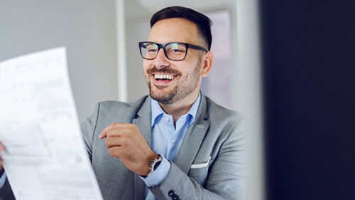 Anzugtraeger-Papier-Laecheln-298818925-AS-dusanpetkovic1