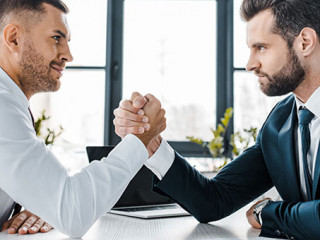 Anzugtraeger-im-Armdruecken-246583266-AS-LIGHTFIELD-STUDIOS