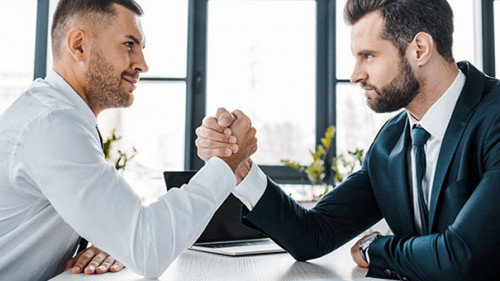 Anzugtraeger-im-Armdruecken-246583266-AS-LIGHTFIELD-STUDIOS