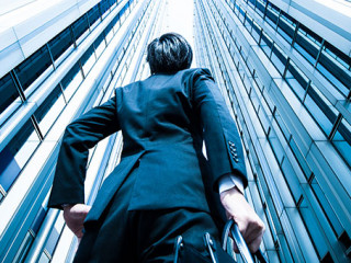 Anzugtraeger-Gebaeude-104903426-AS-beeboys