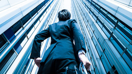 Anzugtraeger-Gebaeude-104903426-AS-beeboys