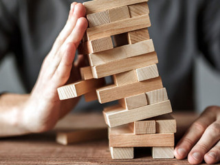 Mann-Jenga-Turm-192053357-AS-Michail-Petrov