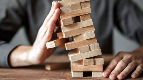 Mann-Jenga-Turm-192053357-AS-Michail-Petrov