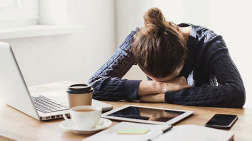 Frau-verzweifelt-Homeoffice-261074453-AS-kite-rin