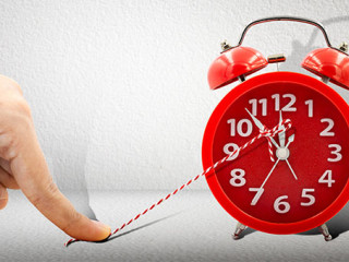 Frau-stoppt-Wecker-293613001-AS-Muhammadsainudin
