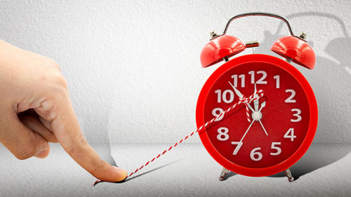 Frau-stoppt-Wecker-293613001-AS-Muhammadsainudin