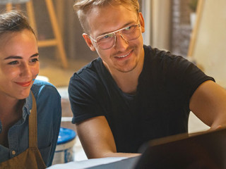 Kuenstlerin-Laptop-298116853-AS-Gorodenkoff