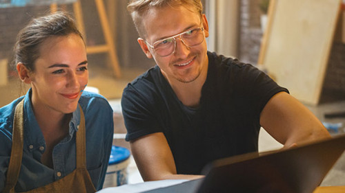 Kuenstlerin-Laptop-298116853-AS-Gorodenkoff