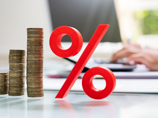 Muenzstapel-Prozent-Laptop-357290791-AS-Andrey-Popov