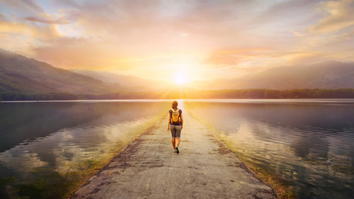 Frau-Pfad-196734515-AS--soft-light