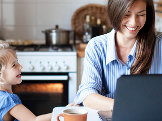 Frau-Kind-Homeoffice-323693724-AS-Marina-Andrejchenko