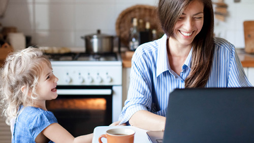 Frau-Kind-Homeoffice-323693724-AS-Marina-Andrejchenko