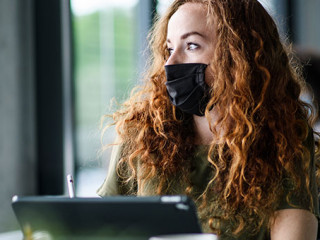 Frau-Maske-Buero-357854995-AS-Halfpoint