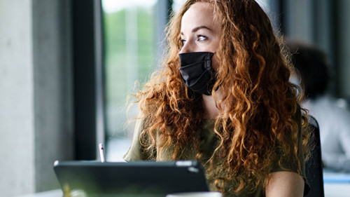 Frau-Maske-Buero-357854995-AS-Halfpoint