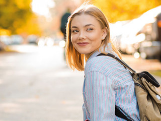 Frau-Laecheln-297863324-AS-PointImages