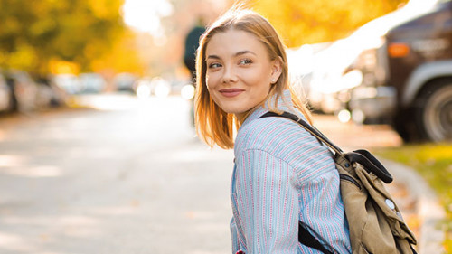 Frau-Laecheln-297863324-AS-PointImages