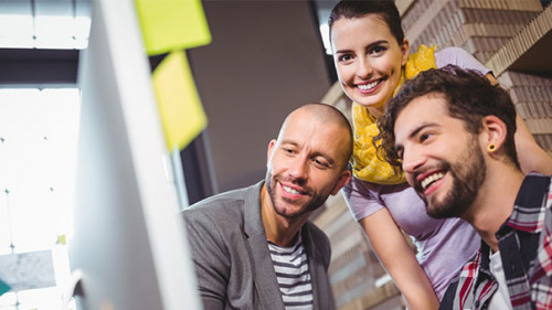 Kollegen-Laecheln-114241687-AS-WavebreakmediaMicro