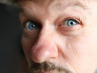 Anzugtraeger-misstrauisch-327572312-AS-megaflopp