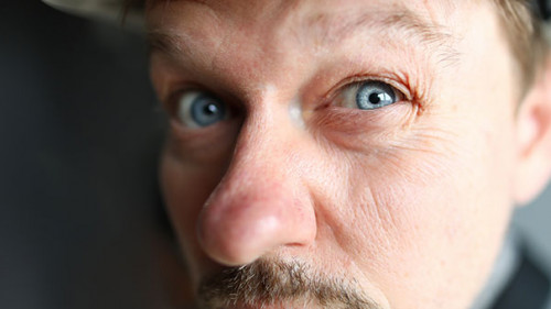 Anzugtraeger-misstrauisch-327572312-AS-megaflopp