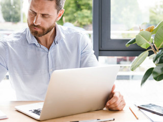 Anzugtraeger-Laptop-Notizen-209719889-AS-Drobot-Dean