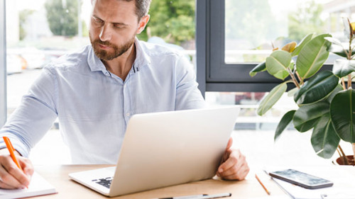 Anzugtraeger-Laptop-Notizen-209719889-AS-Drobot-Dean