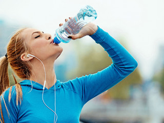 Laueferin-trinkt-148348735-AS-grki