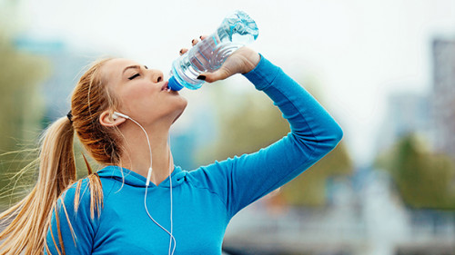 Laueferin-trinkt-148348735-AS-grki