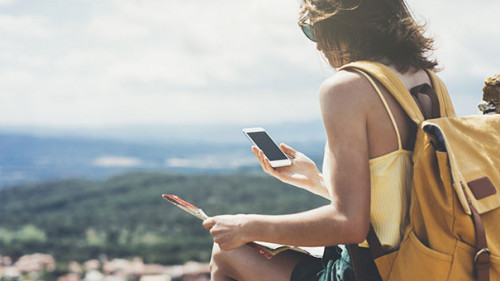 Frau-Reise-Smartphone-114958614-AS-Maria-Savenko