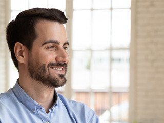 Anzugtareger-selbstbewusst-303540217-AS-fizkes