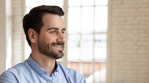 Anzugtareger-selbstbewusst-303540217-AS-fizkes