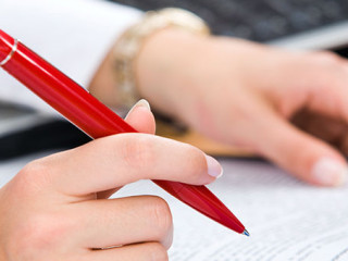 Frau-Papier-Rotstift-4971067-AS-pressmaster