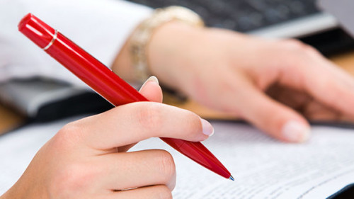 Frau-Papier-Rotstift-4971067-AS-pressmaster