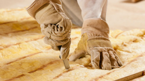 Man-schneidet-Glaswolle-26696170-AS-Kzenon