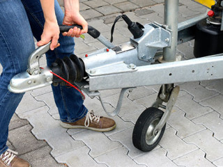 Mann-Autoanhaenger-87010630-AS-Gerda-Lehner