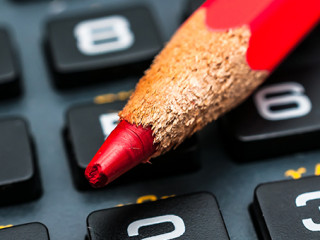 Rotstift-Taschenrechner-236242003-AS-Stockfotos-MG